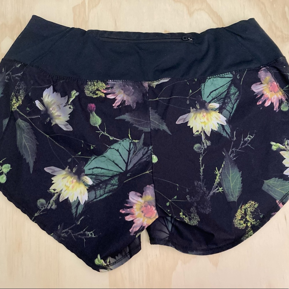 Oiselle Roga Shorts Size 6 Moody Floral